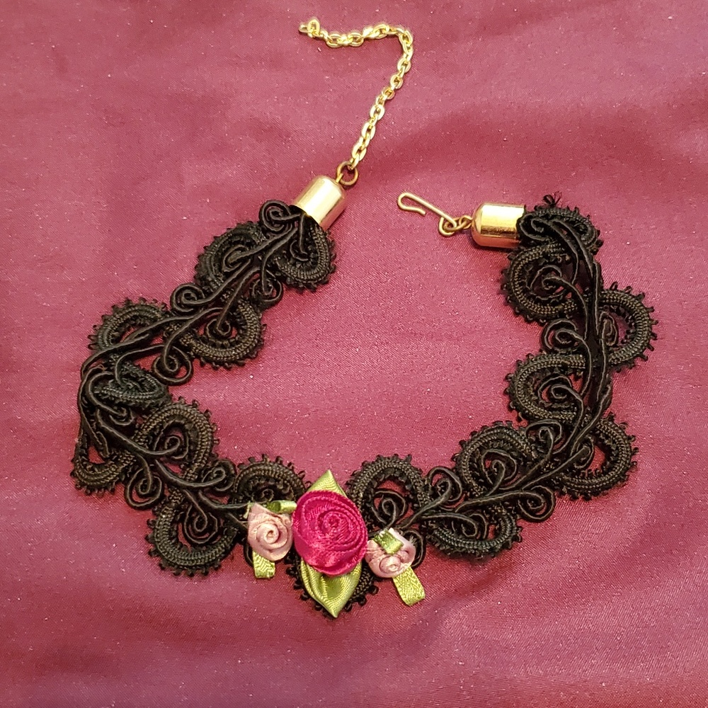Vintage roses choker
